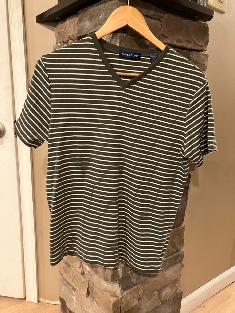 Karen Scott vneck t-shirt M